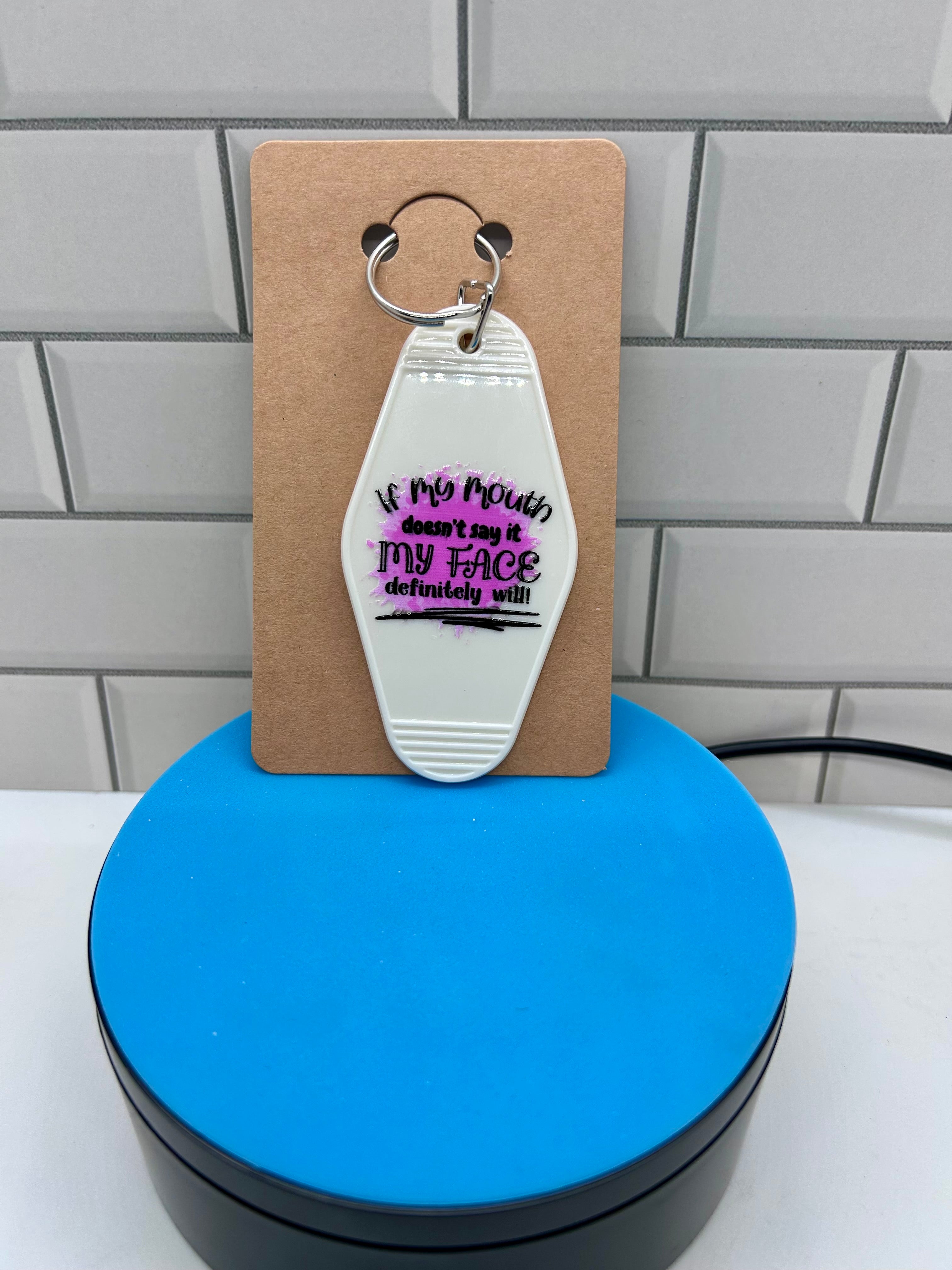Porte-clés de motel de style rétro avec un thème impertinent - Blanc