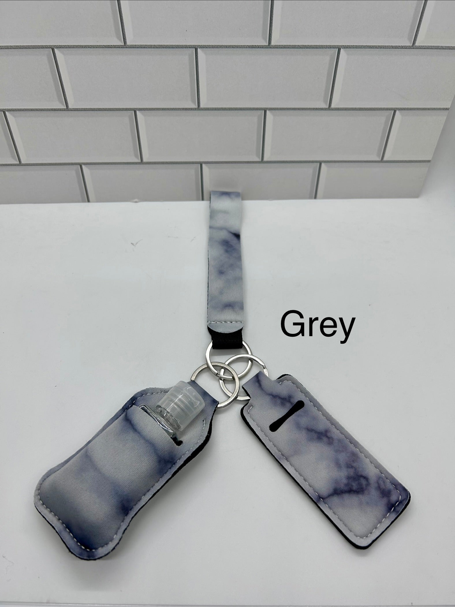 Porte-clés dragonne en néoprène avec porte-désinfectant, flacon vide et porte-baume à lèvres – Gris