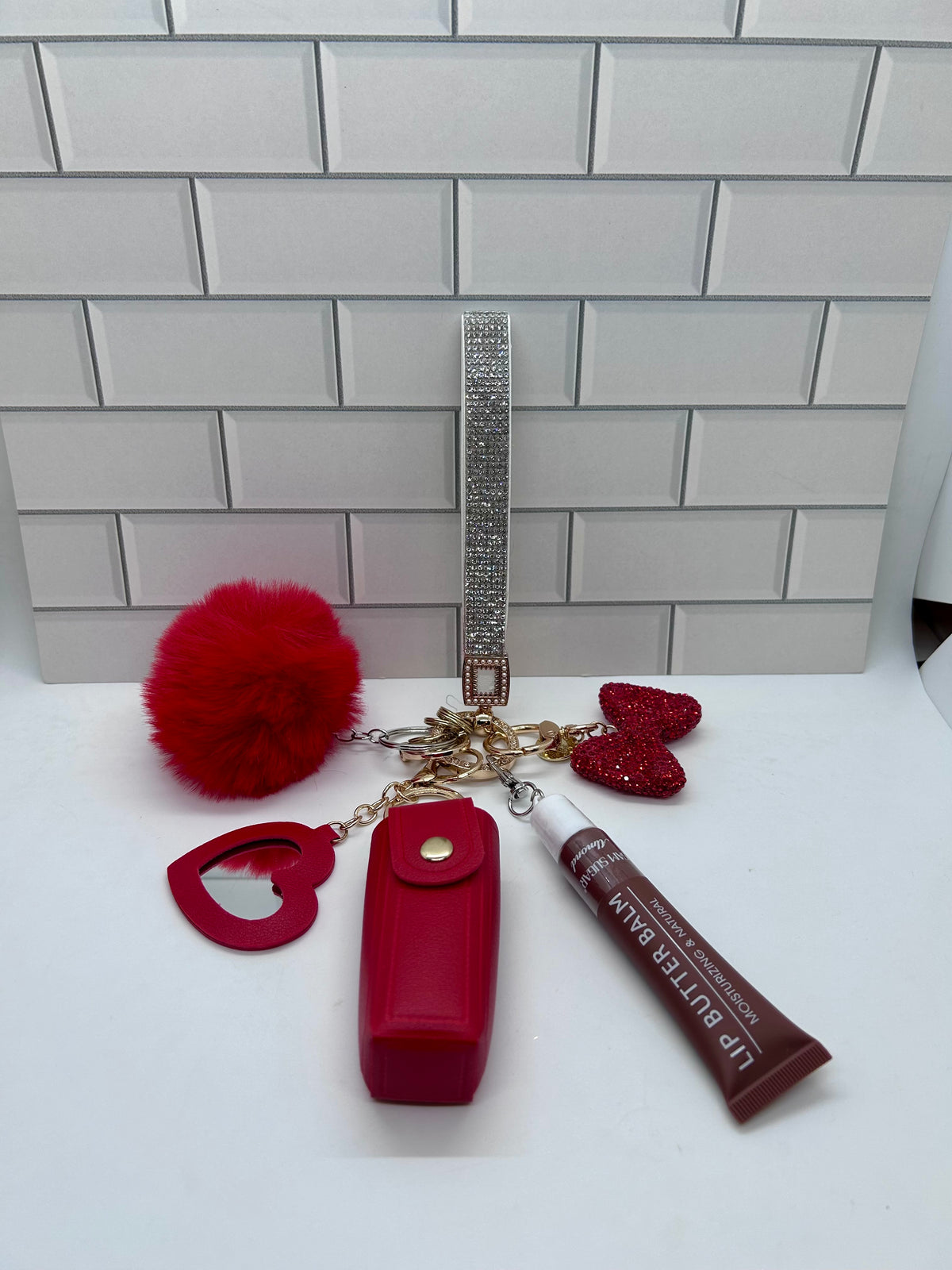 Trousseau de porte-clés orné de strass – rouge avec saveur amande