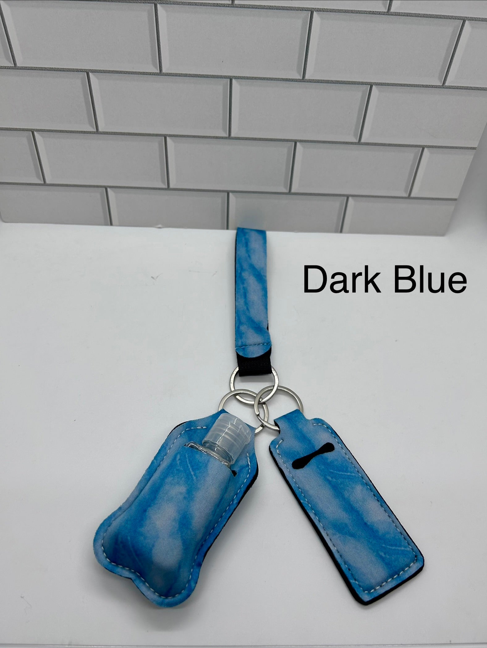 Porte-clés dragonne en néoprène avec porte-désinfectant, flacon vide et porte-baume à lèvres – Bleu