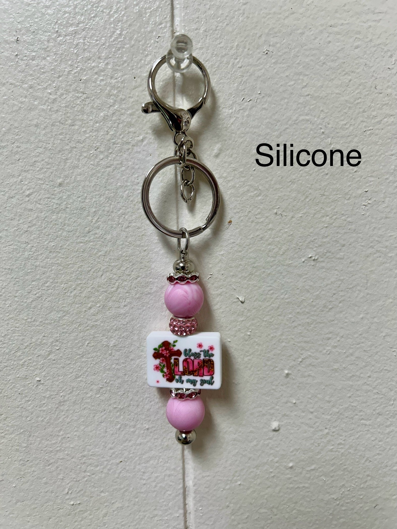 Porte-clés en silicone perlé avec pièce maîtresse chrétienne