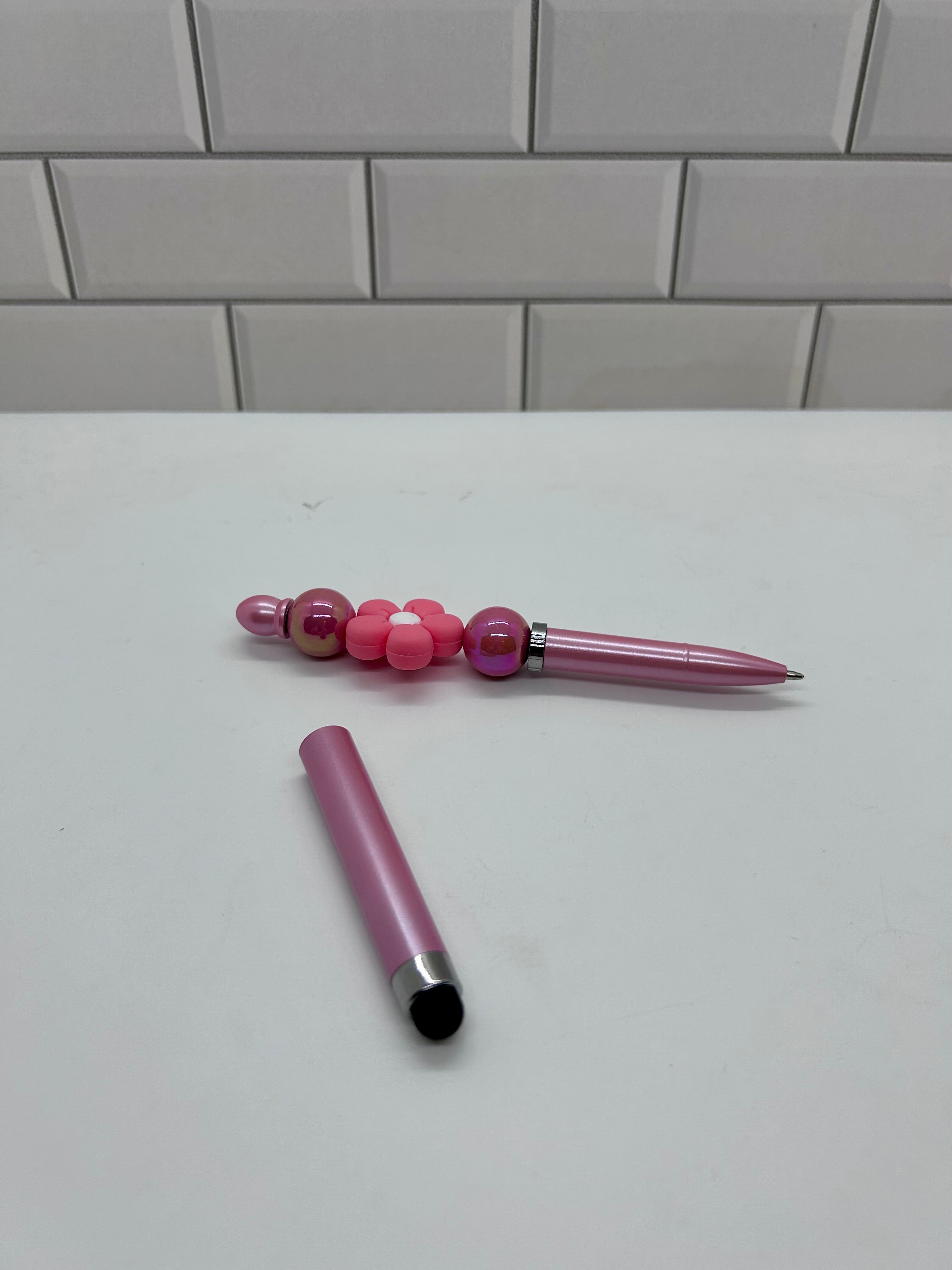 Stylet/Stylo à perles – Acrylique rose avec élément floral central