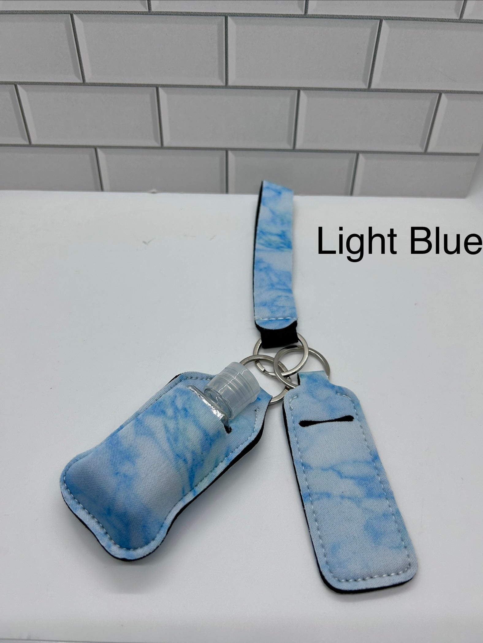 Porte-clés de dragonne en néoprène avec support pour désinfectant, flacon vide et support pour baume à lèvres - Bleu