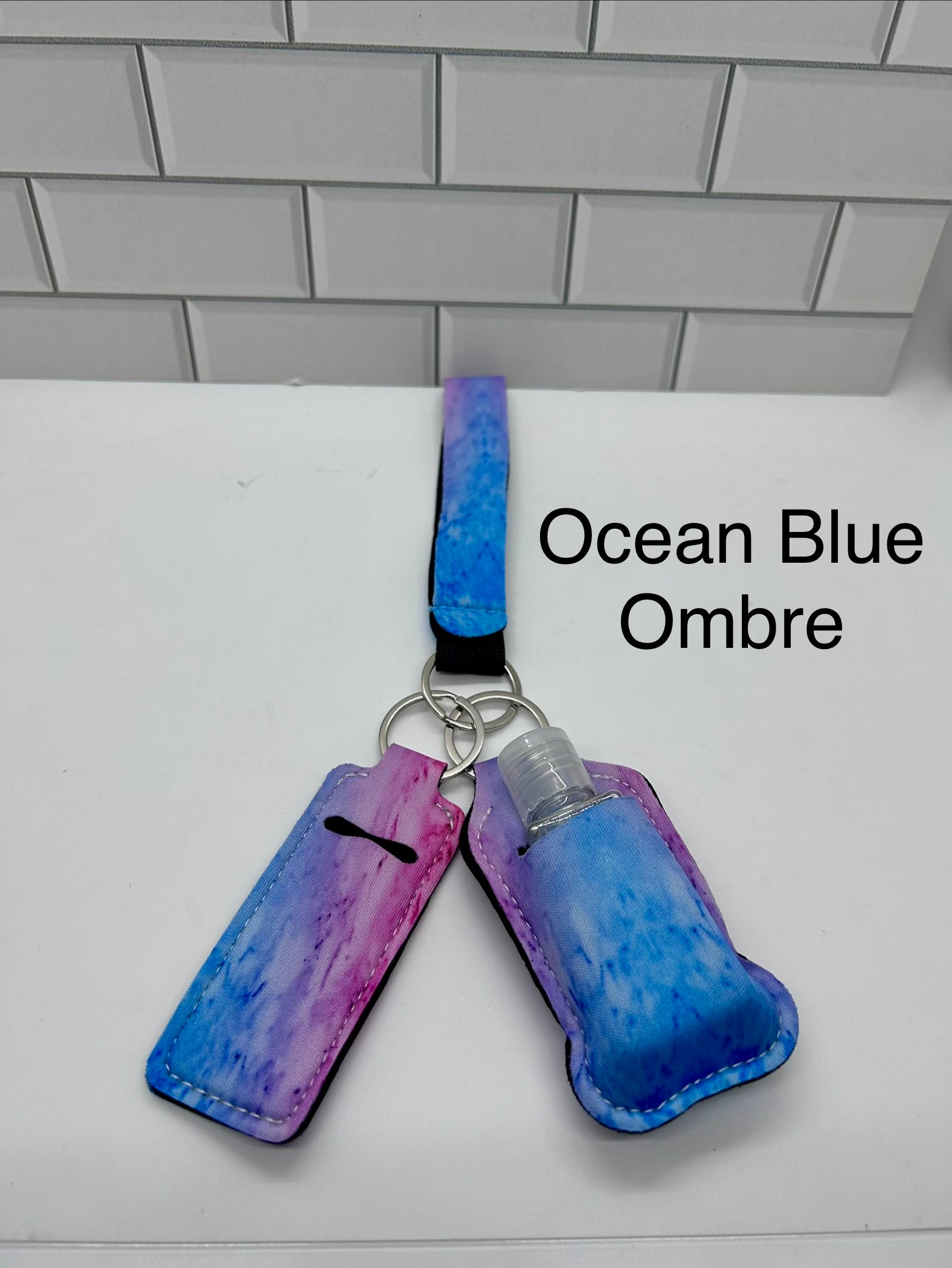 Porte-clés dragonne en néoprène avec porte-désinfectant, flacon vide et porte-baume à lèvres - Ombré bleu océan