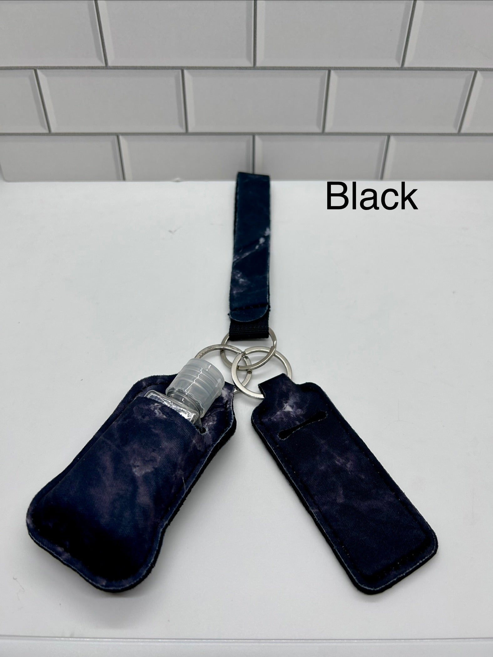 Porte-clés dragonne en néoprène avec porte-désinfectant, flacon vide et porte-baume à lèvres - Noir