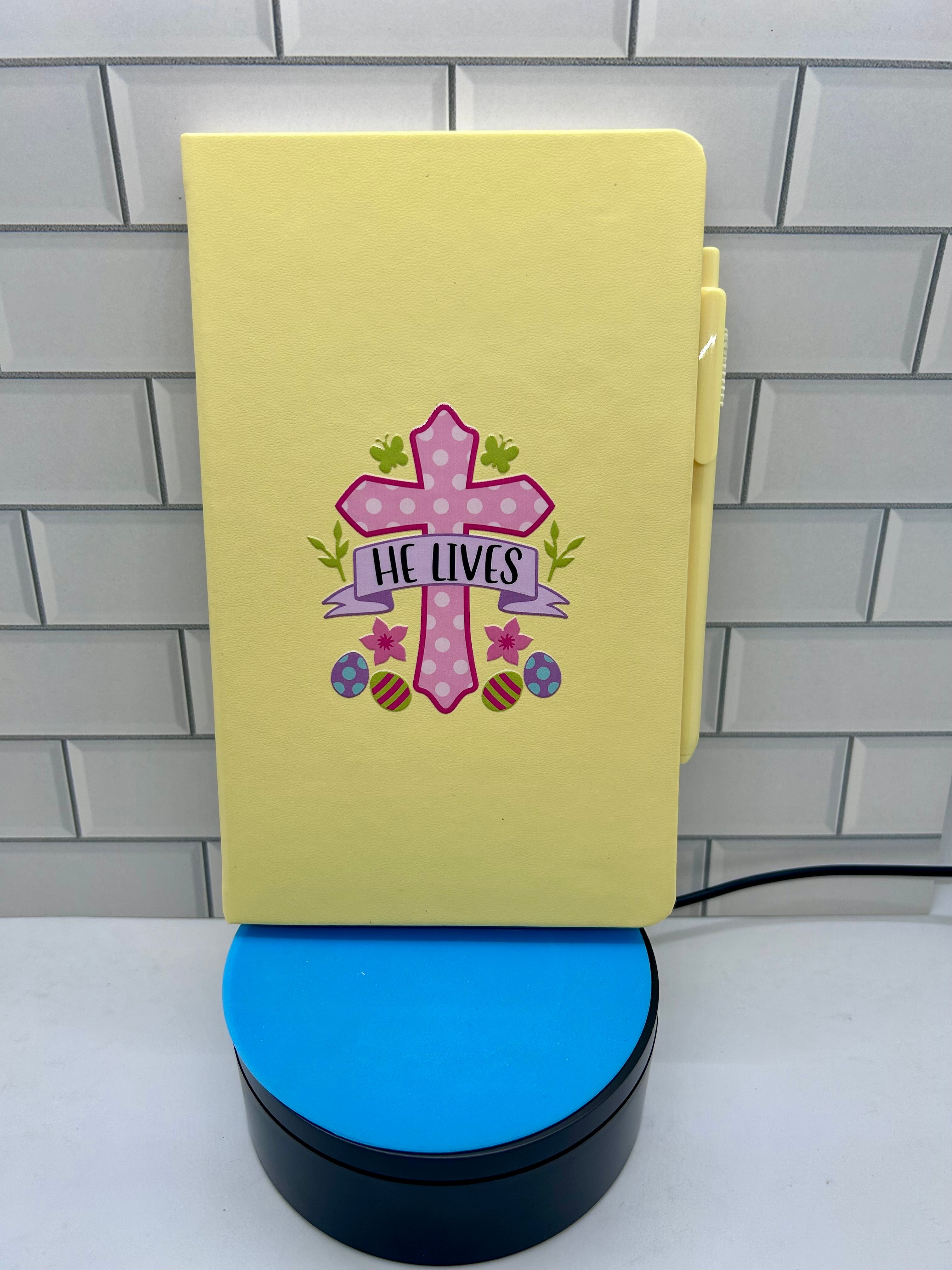 Carnet A5 ligné vierge arborant un magnifique motif de Pâques – Jaune