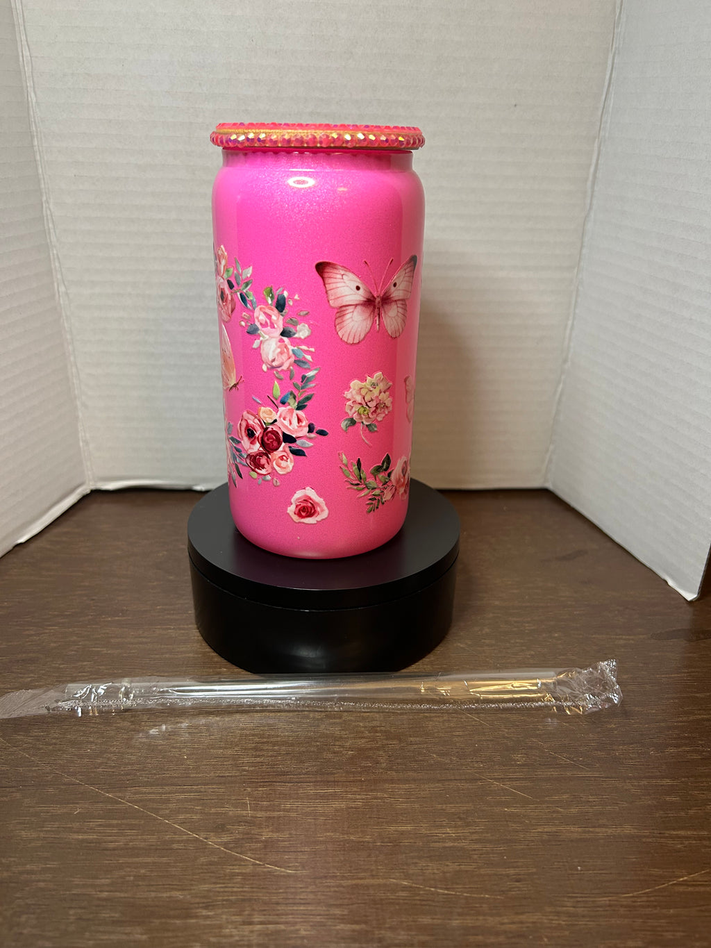 Gobelet en verre rose de 47 cl avec couvercle à strass assorti, orné d'un magnifique motif de roses et de papillons, avec paille en plastique