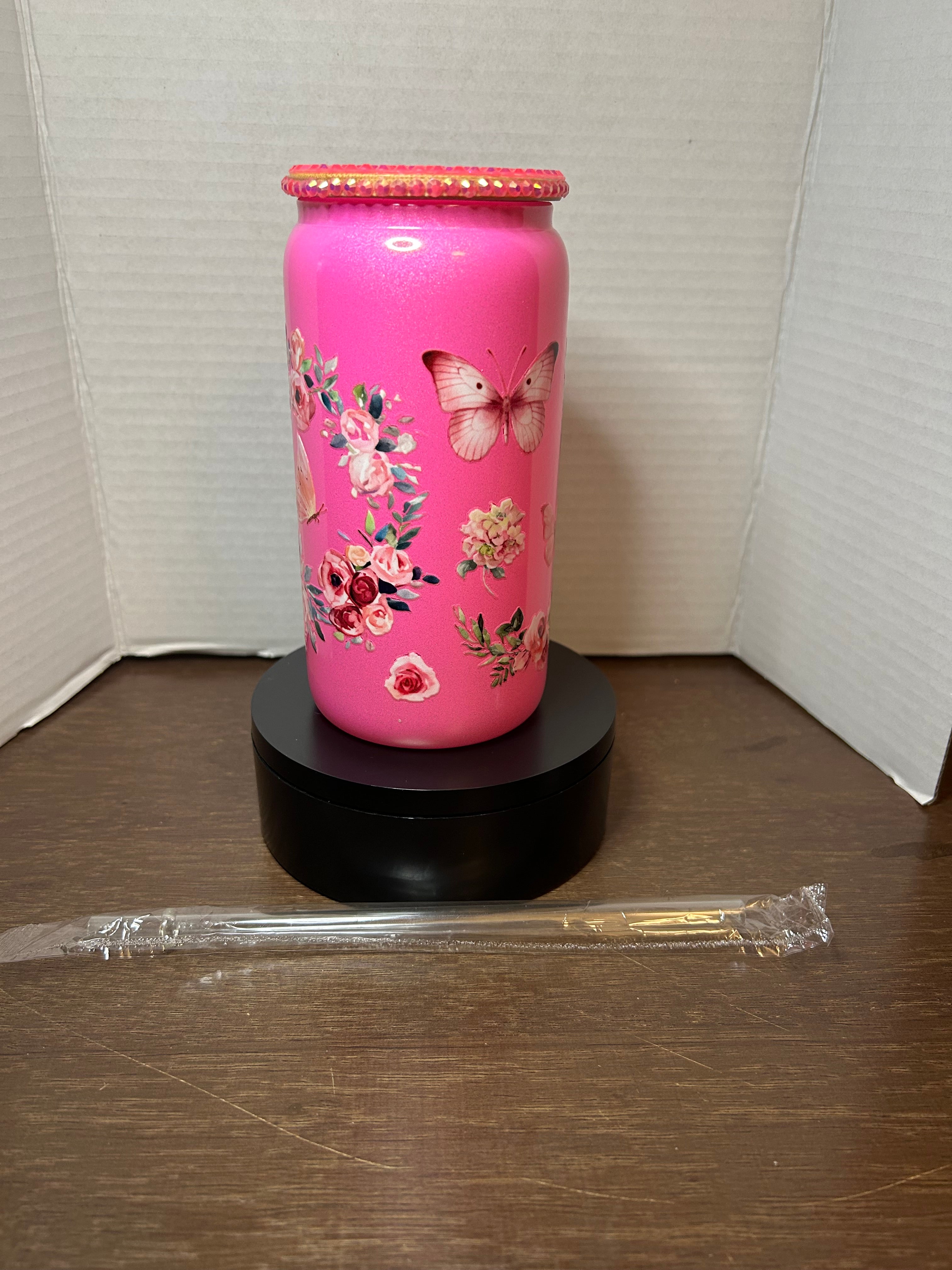 Gobelet en verre rose de 47 cl avec couvercle à strass assorti, orné d'un magnifique motif de roses et de papillons, avec paille en plastique