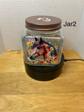Bocal carré iridescent en verre avec couvercle en métal orné d'un beau motif