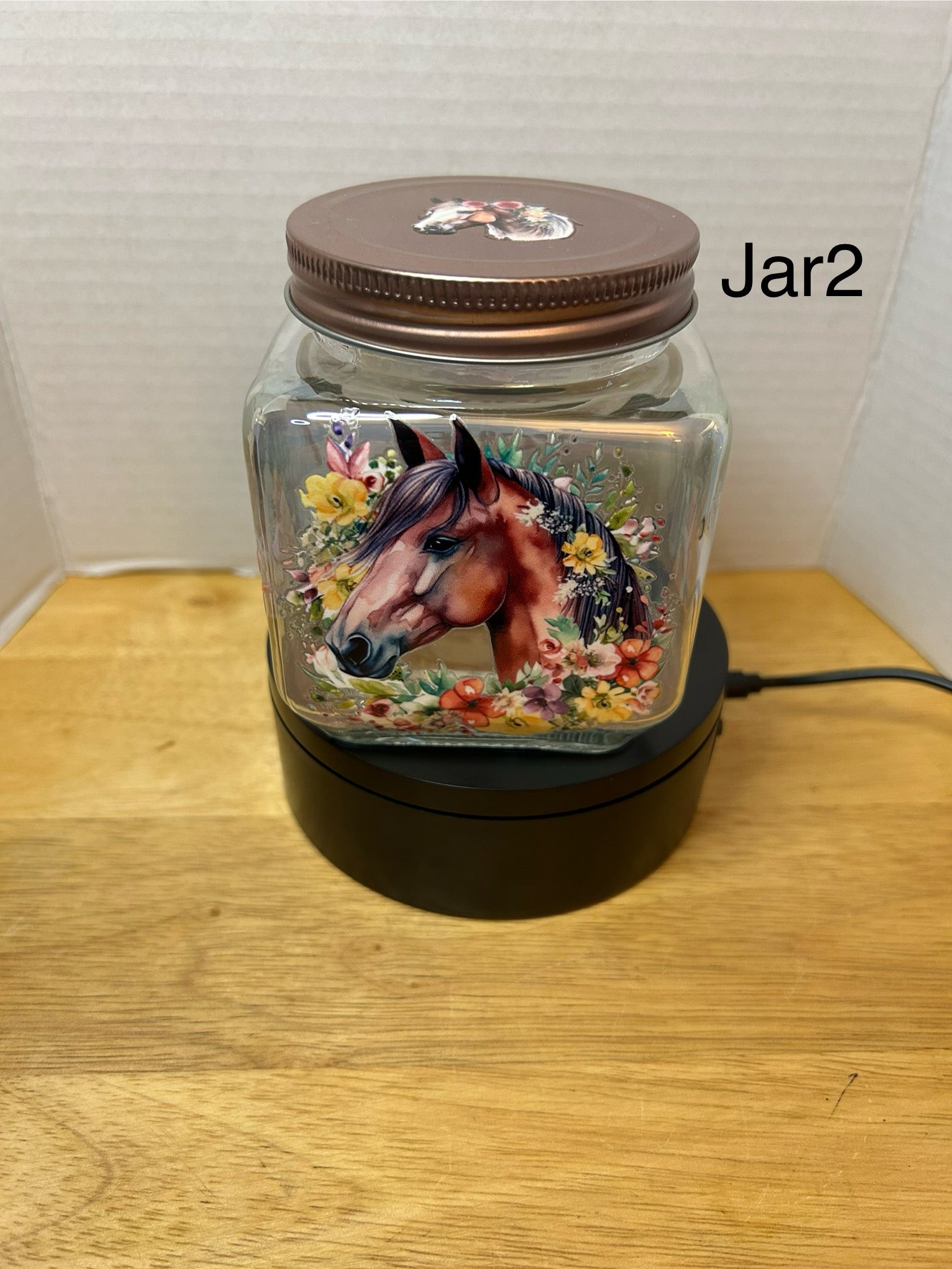 Bocal carré iridescent en verre avec couvercle en métal orné d'un beau motif