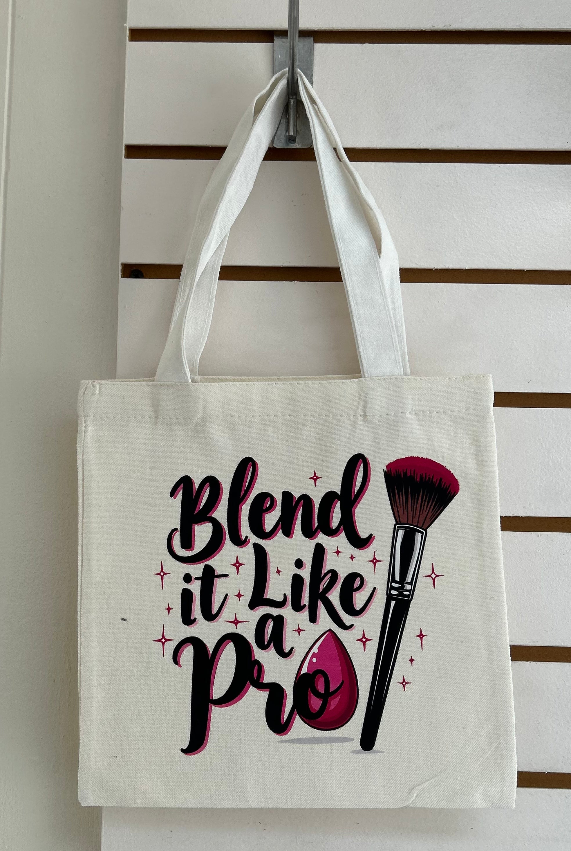 Mini sac fourre-tout en toile avec poignées blanches, orné d'un magnifique motif de maquillage. 25x25 cm