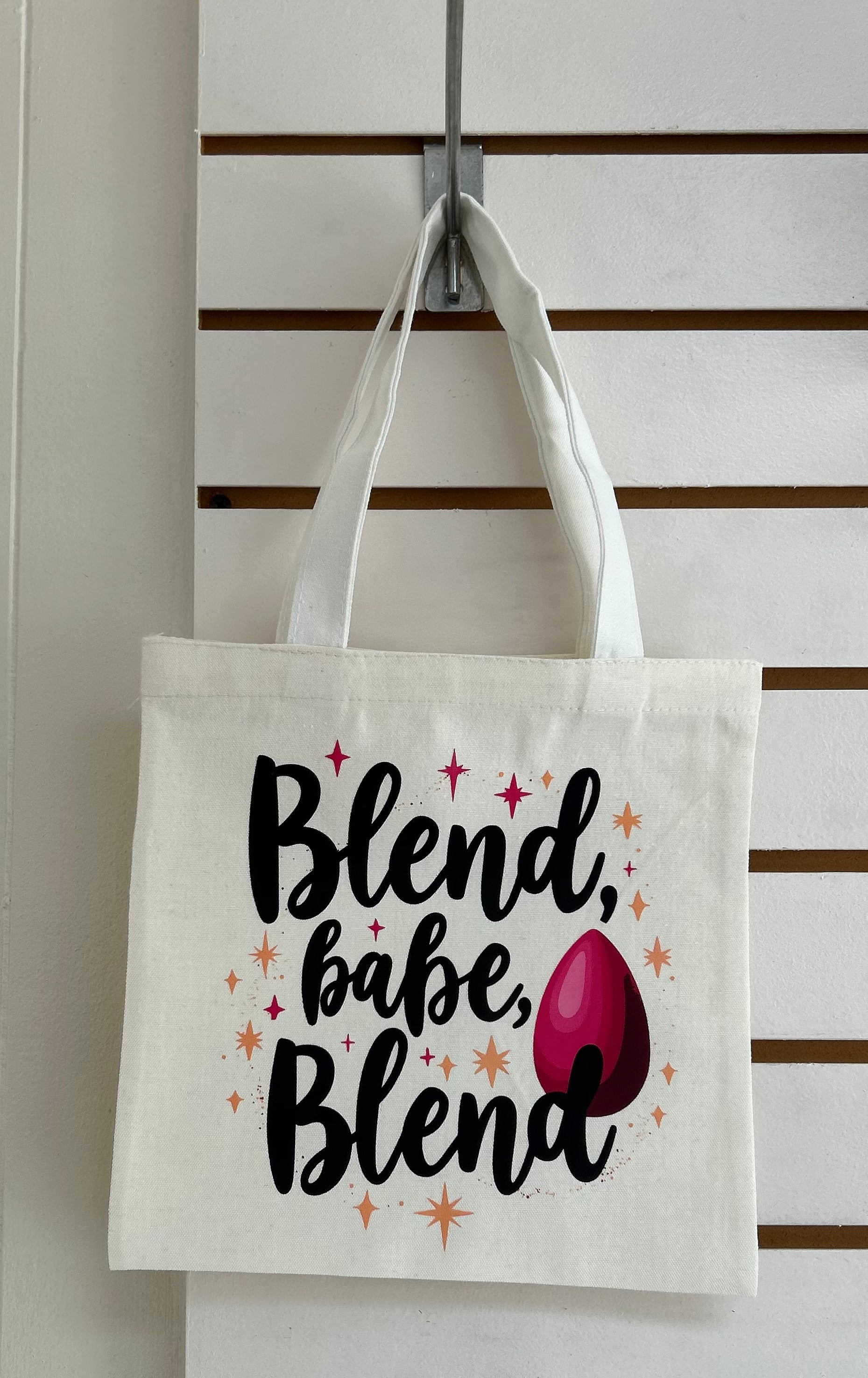 Mini sac fourre-tout en toile avec poignées blanches, orné d'un magnifique motif de maquillage. 25x25 cm