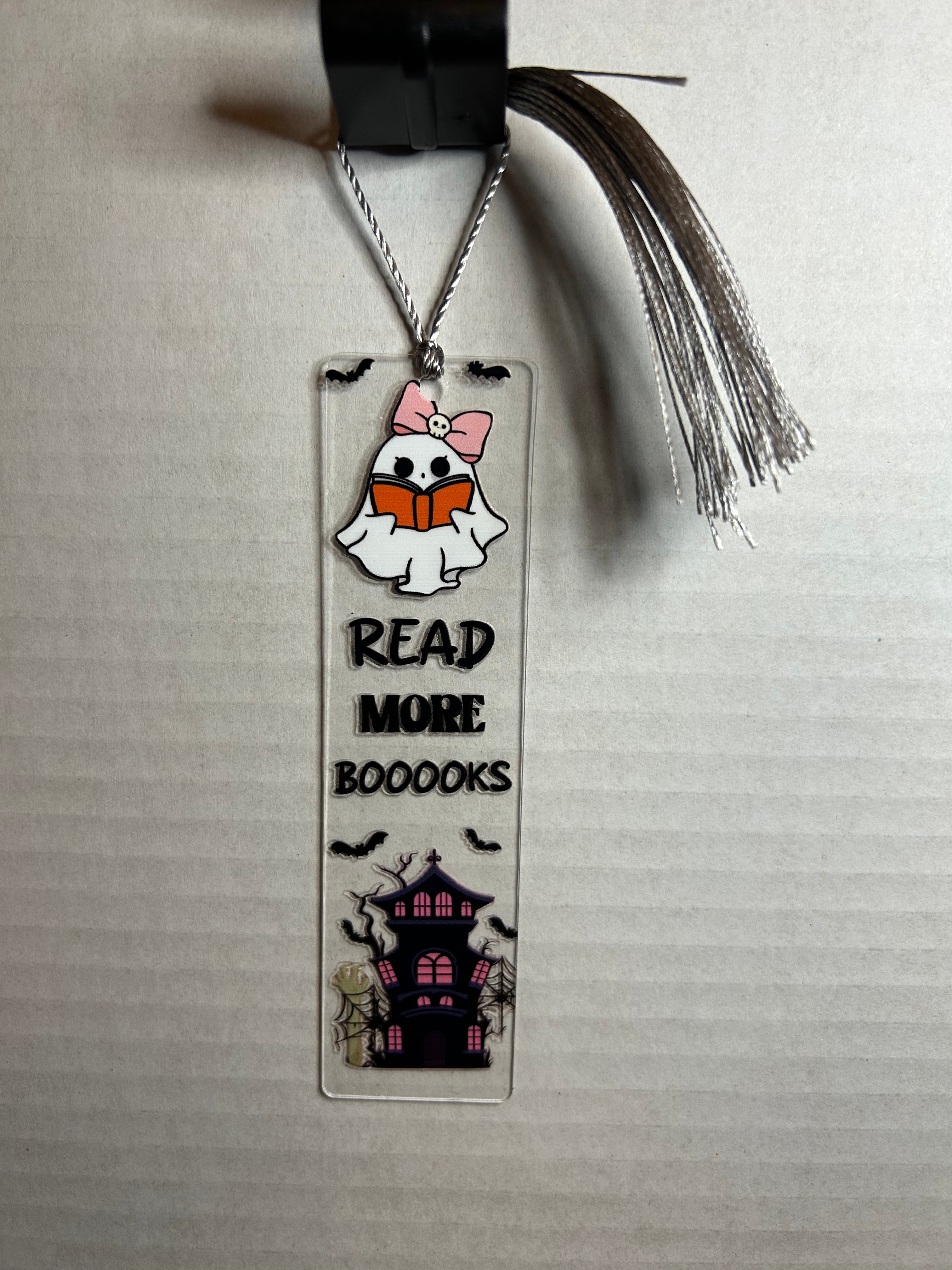 Marque-page en acrylique avec pompon coloré sur le thème d'Halloween