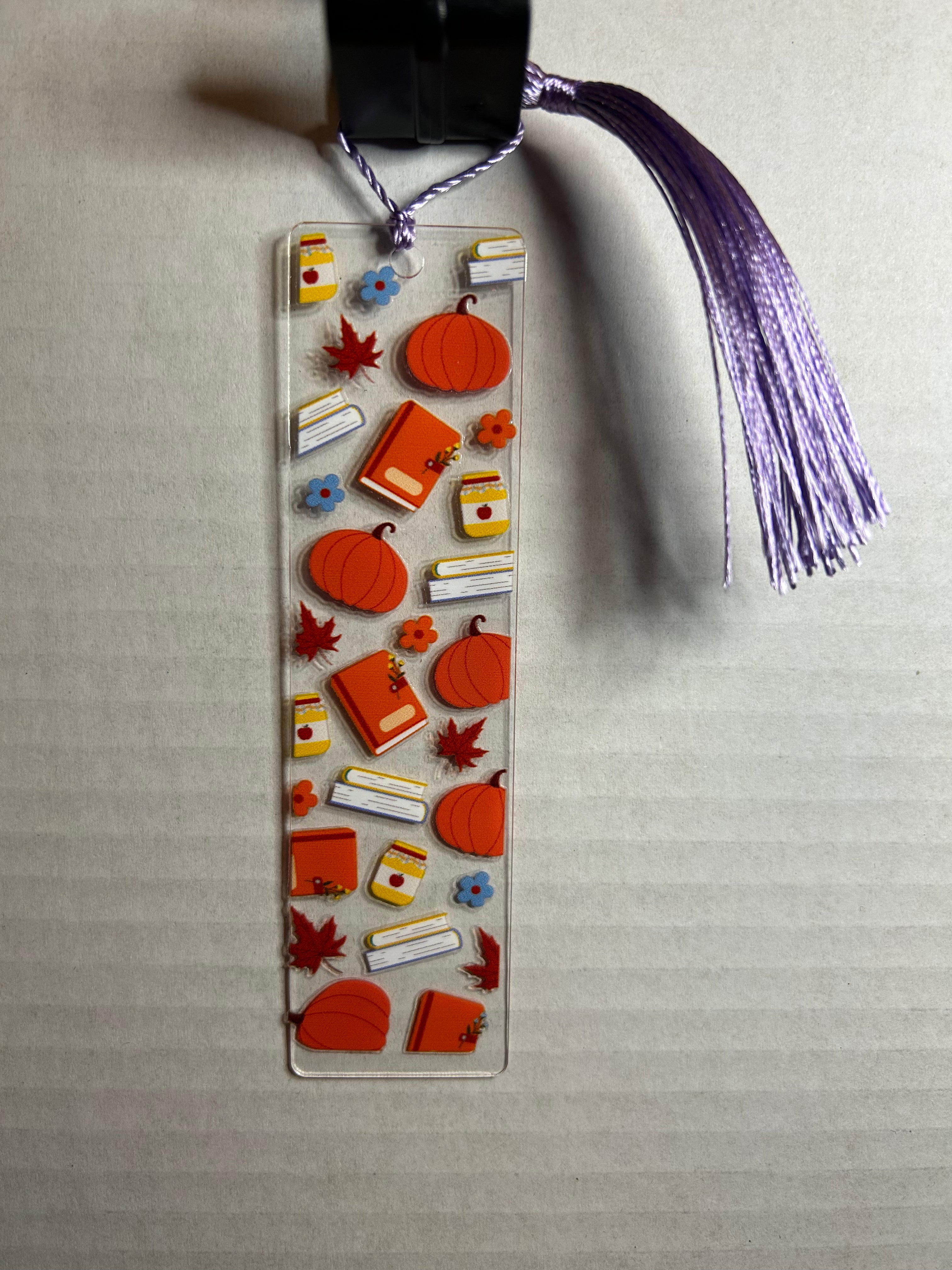 Marque-page en acrylique avec pompon coloré sur le thème de l'automne