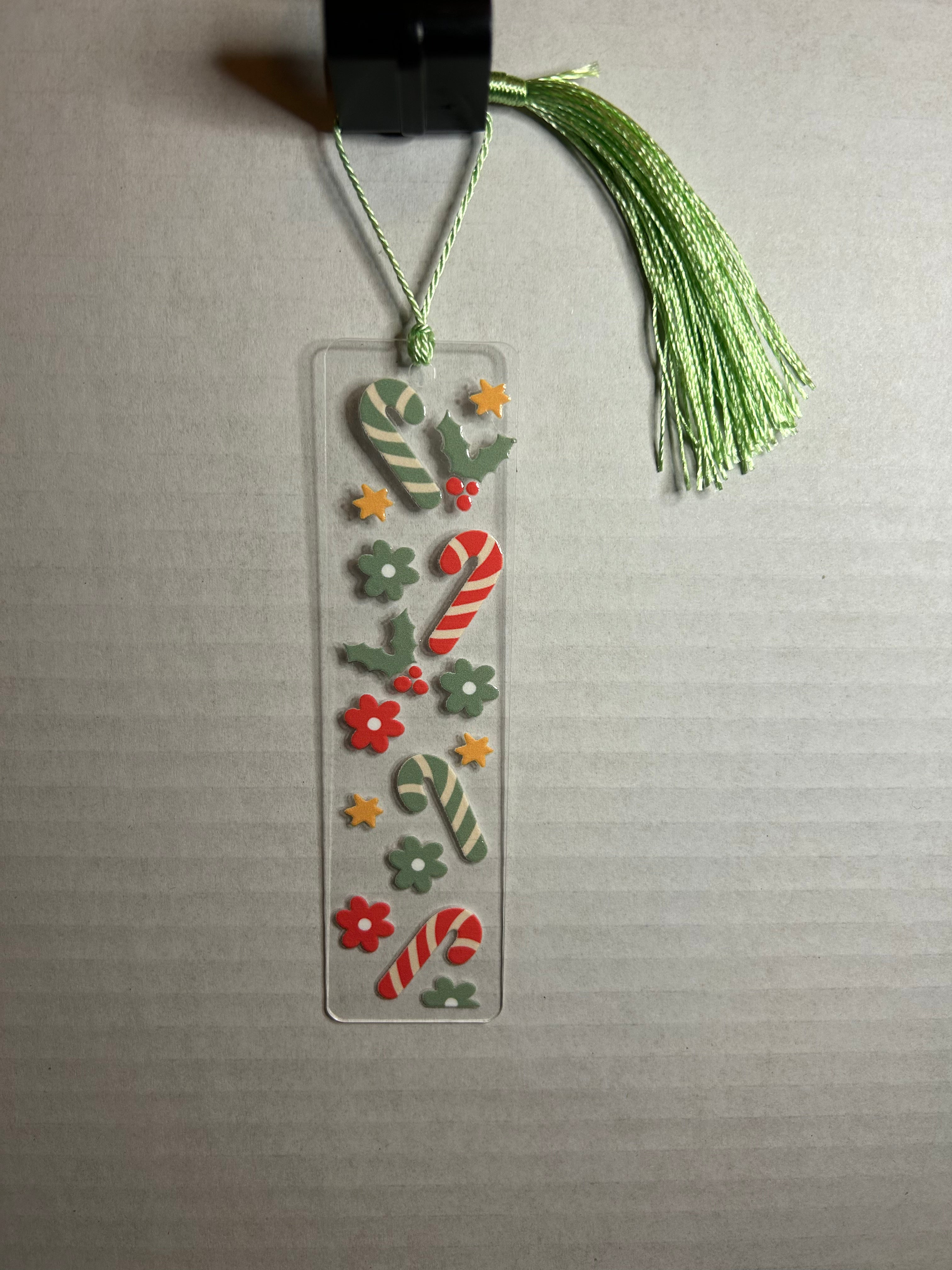 Marque-page en acrylique avec pompon coloré sur le thème de Noël