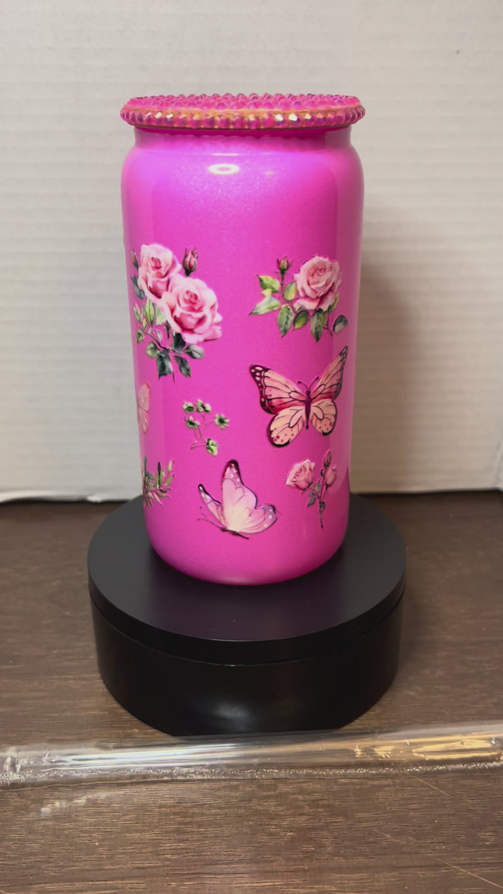 Gobelet en verre rose de 47 cl avec couvercle à strass assorti, orné d'un magnifique motif de roses et de papillons, avec paille en plastique