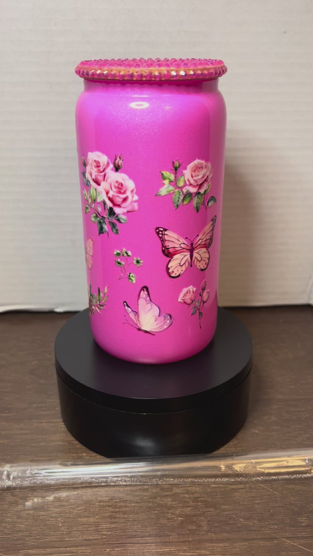 Gobelet en verre rose de 47 cl avec couvercle à strass assorti, orné d'un magnifique motif de roses et de papillons, avec paille en plastique