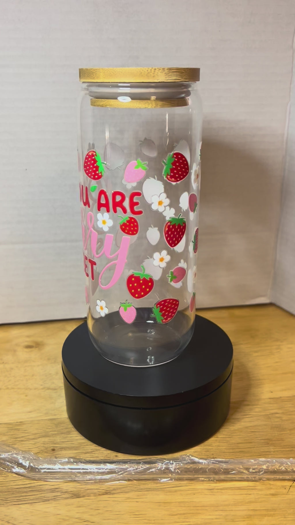 Gobelet en verre de 20 oz avec couvercle en bambou et paille en verre sur le thème de la fraise