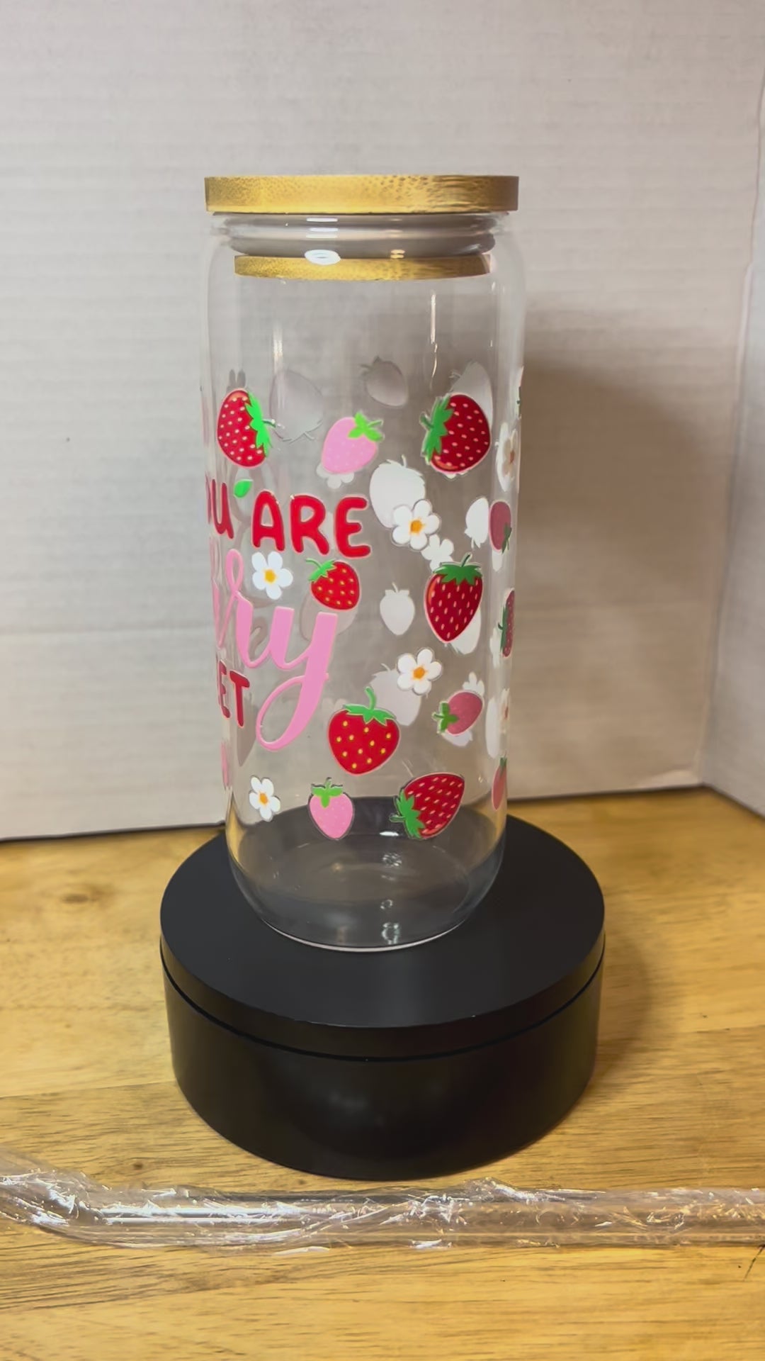 Gobelet en verre de 20 oz avec couvercle en bambou et paille en verre sur le thème de la fraise