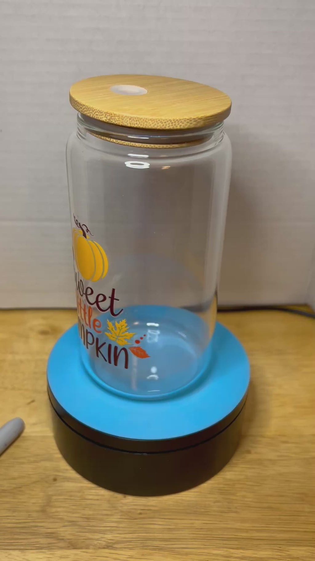 Gobelet en verre de 47 cl avec couvercle en bambou orné d'un magnifique motif, livré avec une paille en métal et une brosse de nettoyage