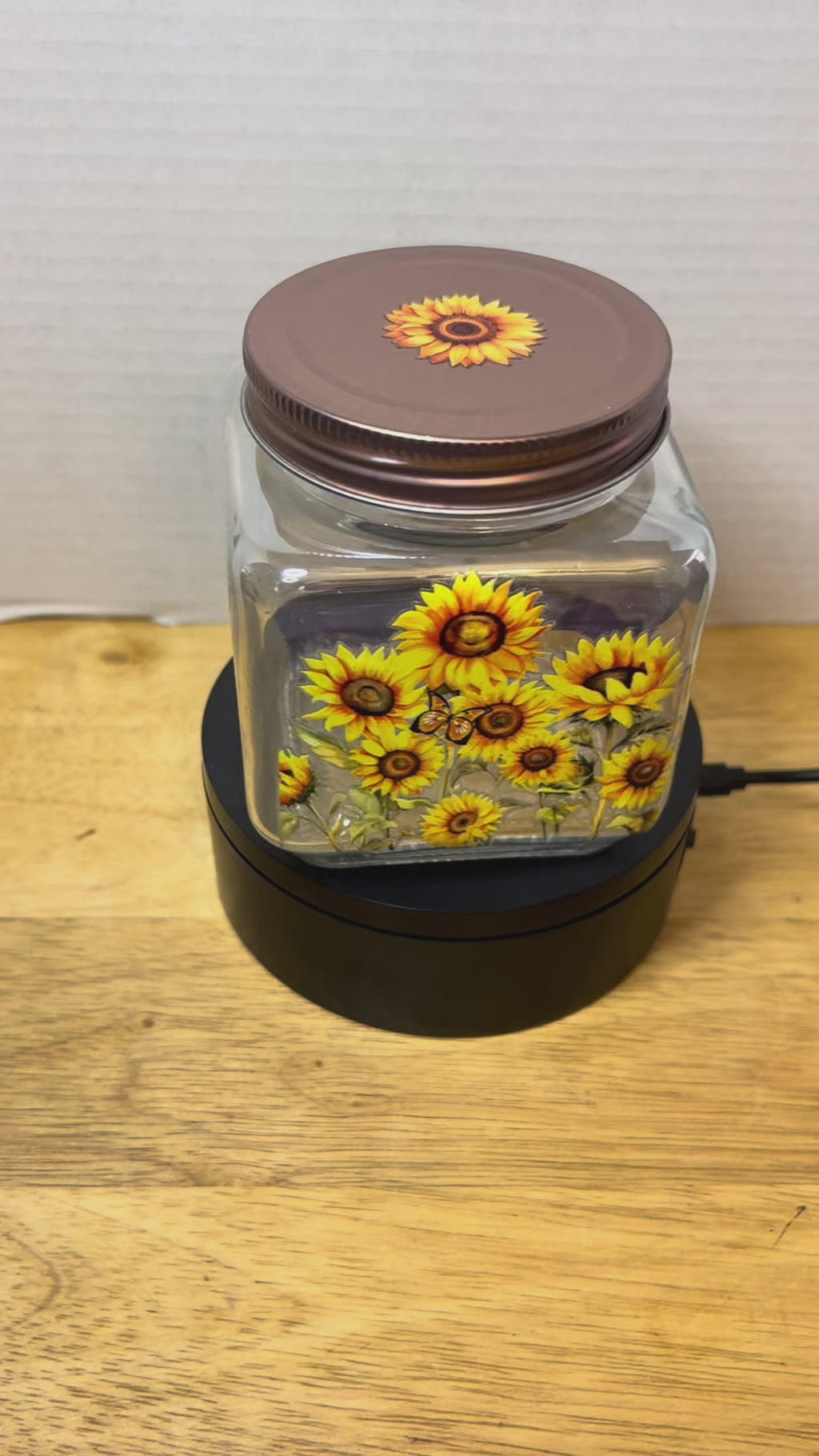 Bocal carré irisé en verre avec couvercle métallique au magnifique design